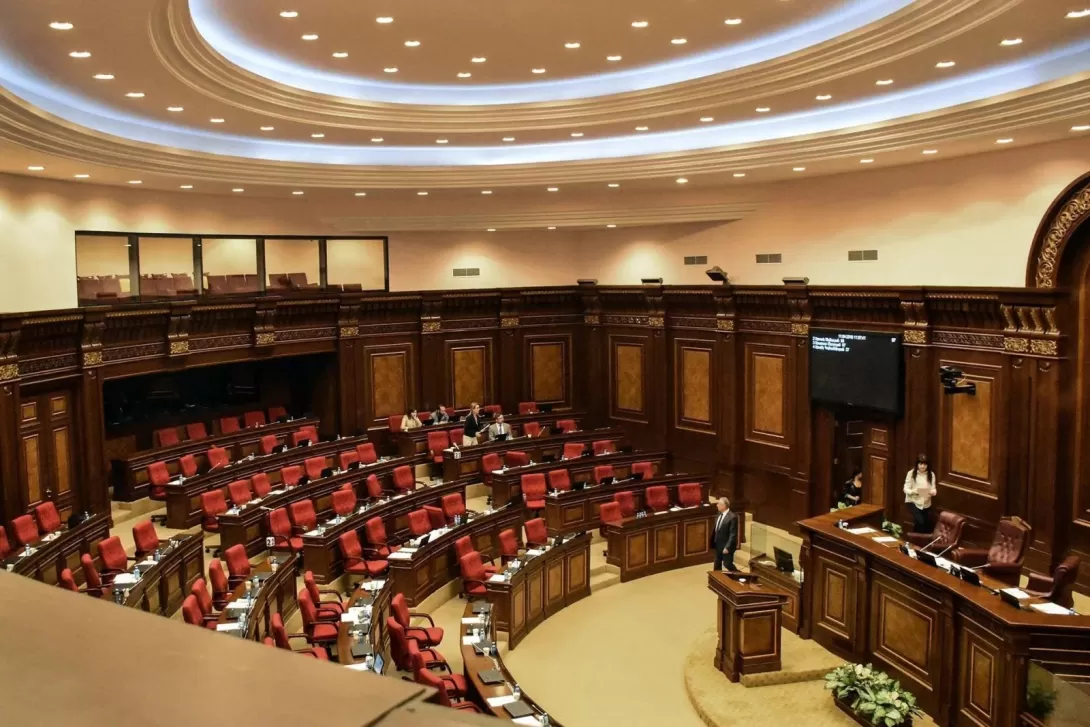Депутаты парламента Армении подрались после спора из-за микрофона
